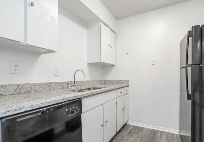 Updated Kitchen with Dishwasher – Designed for style and everyday convenience. - Villa Rosita Rental