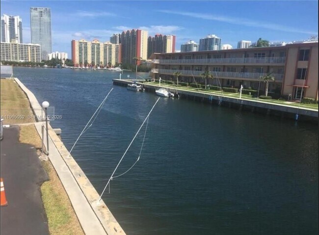 Photo - 3944 NE 167th St Unidad 106