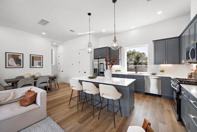 Photo - 835 Elkhart St