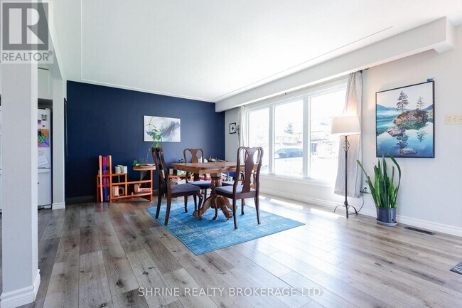 Photo - 670 Victoria St