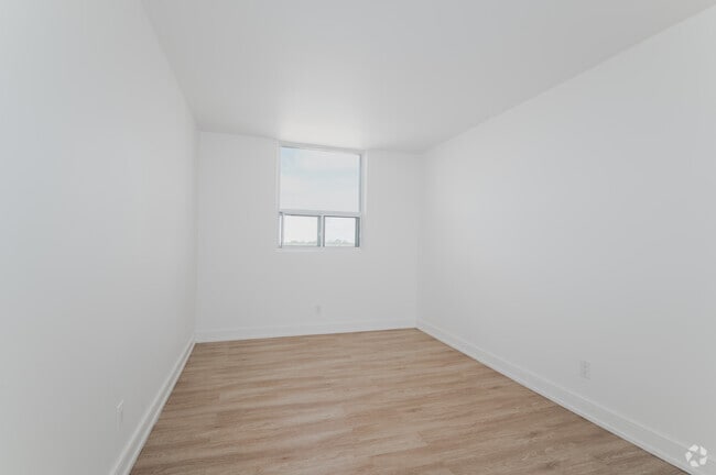 2BR, 1BA - 935SF - Bedroom