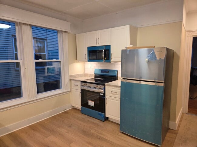 Cocina, refrigerador y microondas - 146 Park Ave Unidad 1