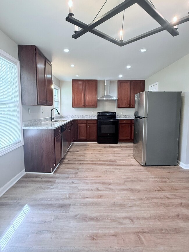 Photo - 1604 Roberts Dr SE