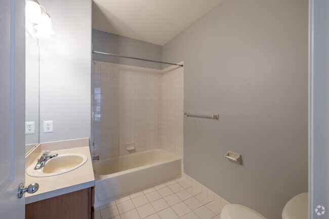 1BR, 1.5BA - 816SF - The Andover - Bathroom