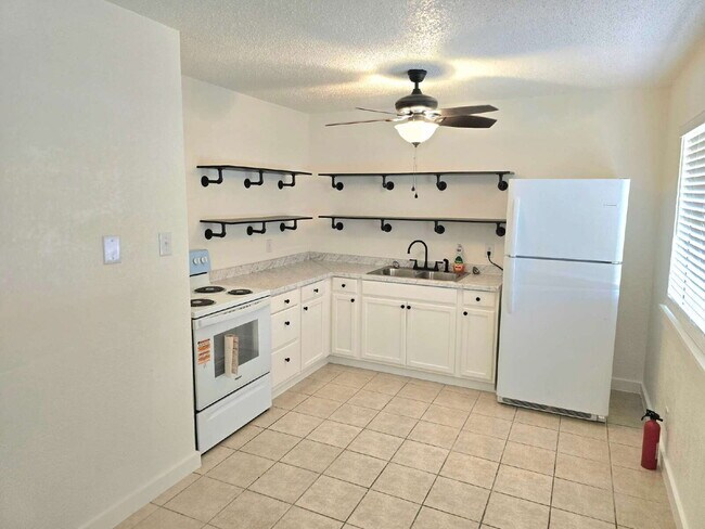 Photo - Stylish Comfort in a Freshly Remodeled Beauty Unidad 4