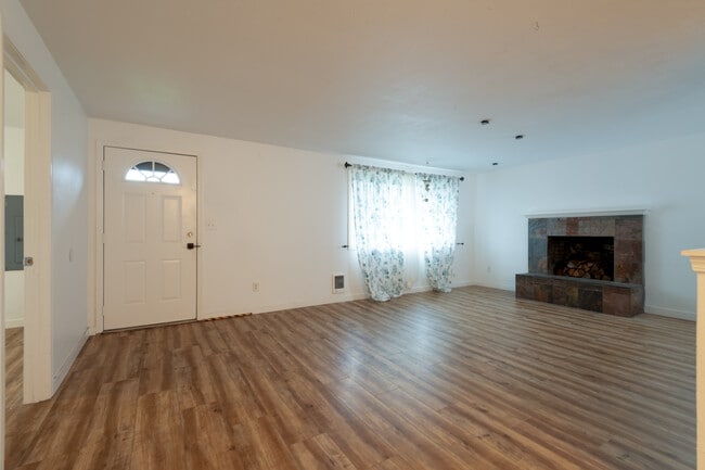 Photo - 938 E 65th St