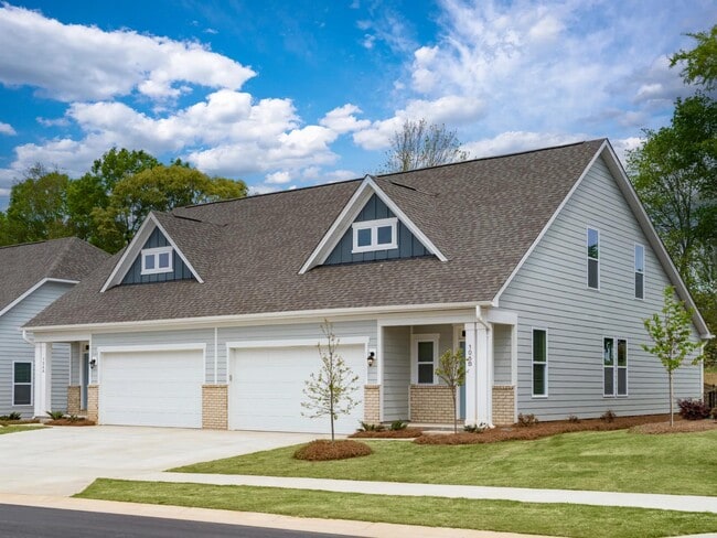 Amplios garajes listos para pasatiempos, proyectos y nuevos comienzos. - Amavi Mooresville