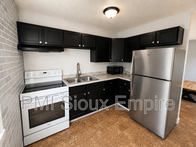 Building Photo - 705 W 18th St Unit 5