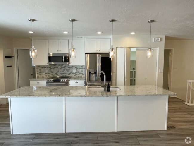 Building Photo - 852 E Three Fountains Dr Rental