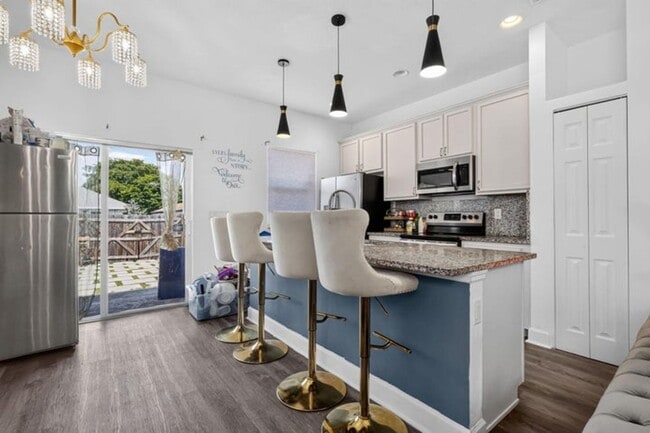Photo - 609 N F St