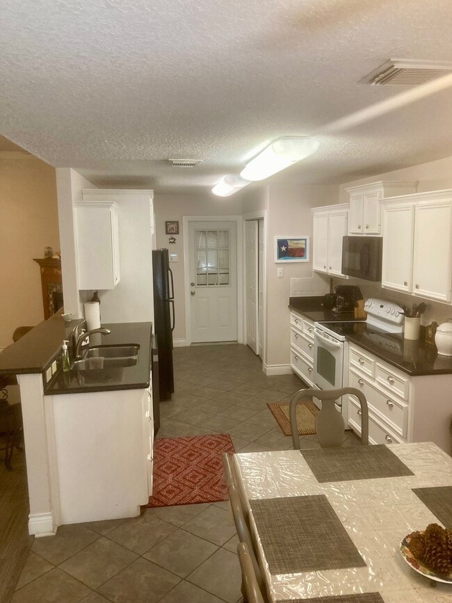 10 Clara Barton Ln