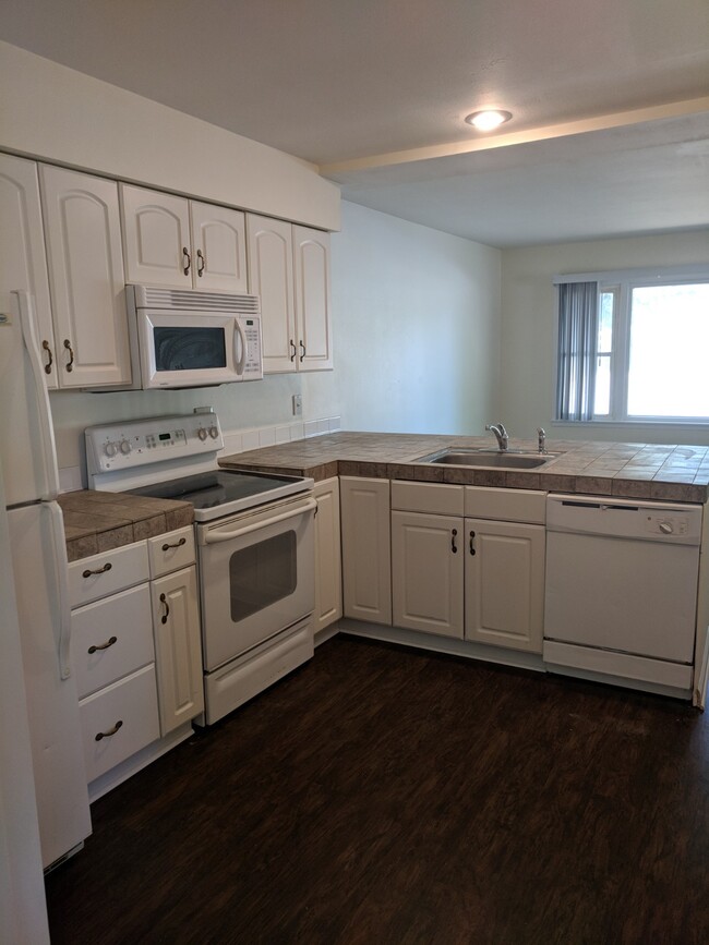 Kitchen with dishwasher - 2622 Melrose Ave House