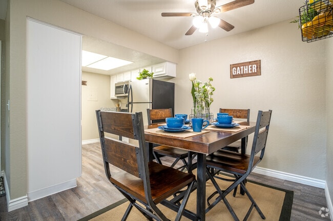 2BR, 2BA - 810SF - Kitchen