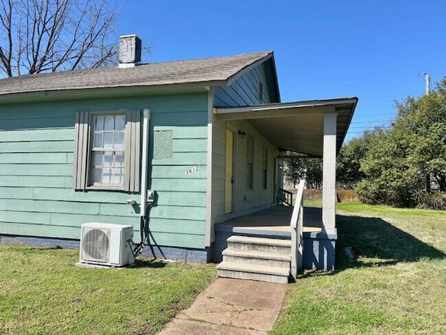 Photo - 3612 Fairview St SW