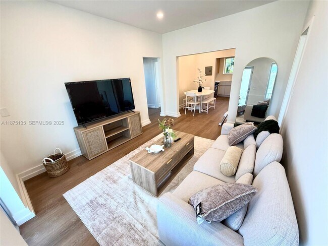 Building Photo - 1535 West Ave Unit 8