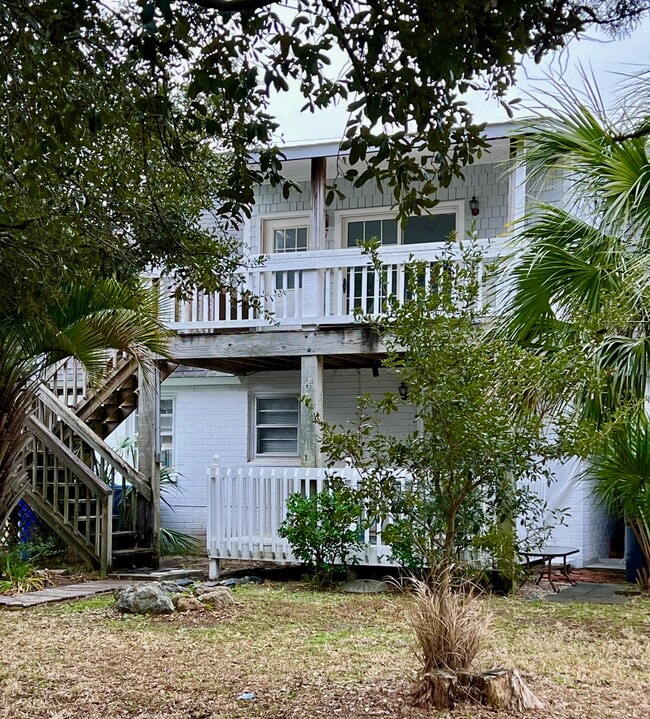 Upstairs unit deck - 213 Georgia Ave Unit Beach Duplex 1 BDRM