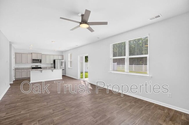 Photo - 147 Cloverleaf St