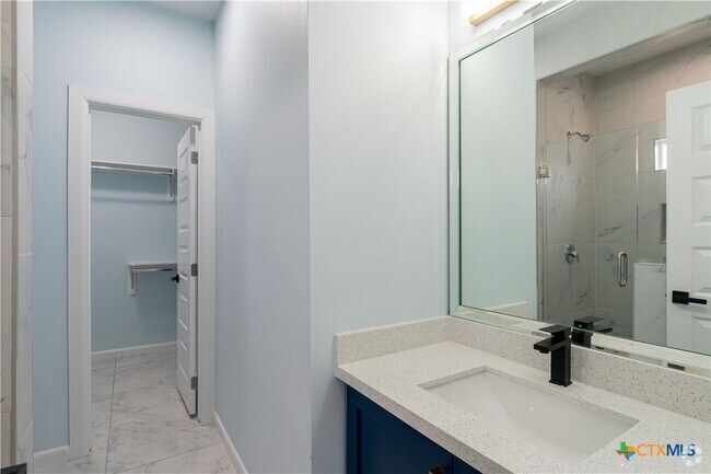 Building Photo - 1707 Angelina Dr Unit 2 Rental