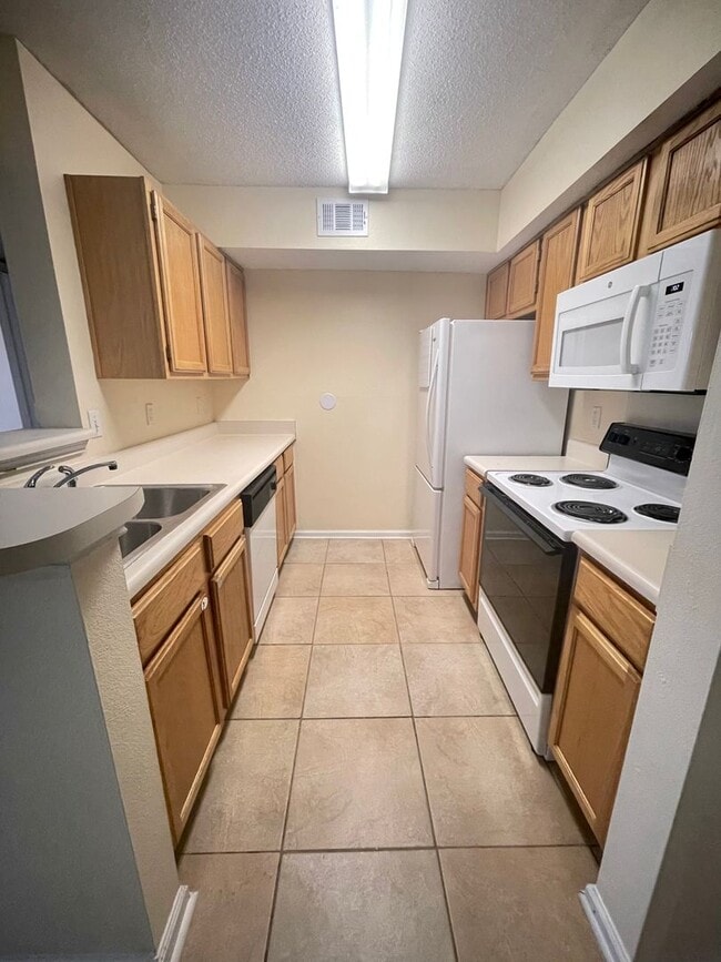 Building Photo - 2B/2B Unfurnished Condo near Beach in the Heart of Destin!