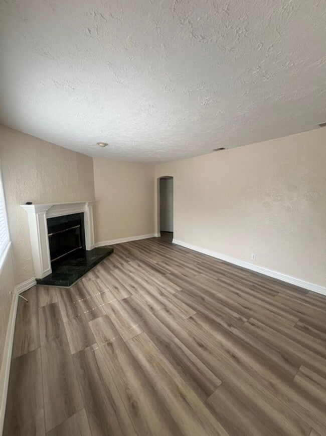 Building Photo - Beautiful 2 Bed and 1 Bath Home with 1 Car Garage Rent $1,995.00