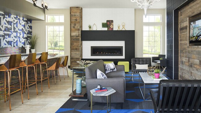 Sala de estar para residentes de la comunidad de apartamentos en la estación Griffis Belleview en Denver, Colorado.