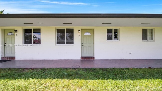 Photo - 592 NE 150th St Unidad 3