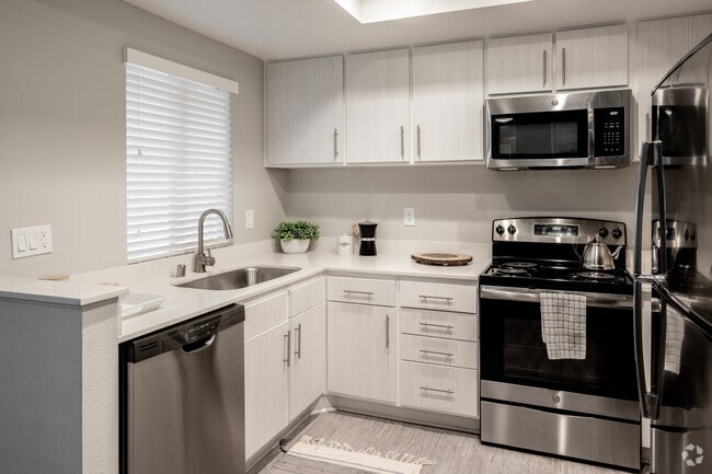 2BR, 2BA - 949SF