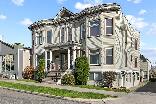 Building Photo - Farrah Apartments: 1 & 2 Bedroom Renovated Units