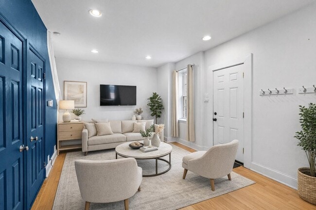 Photo - 2700-14 South St