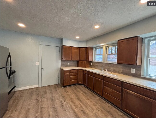 Kitchen - 428 N 10th Ave Unit Upstairs