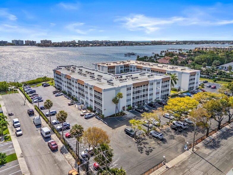 Photo - 1502 S Lakeside Dr