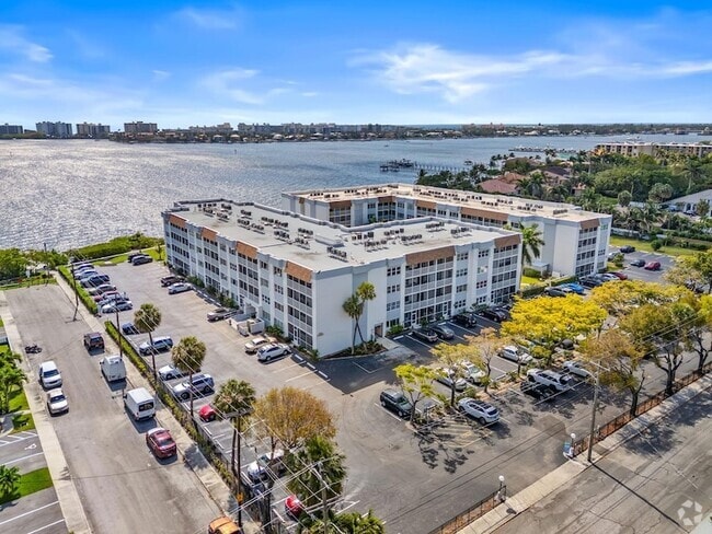 Building Photo - 1502 S Lakeside Dr Unit 301N Rental