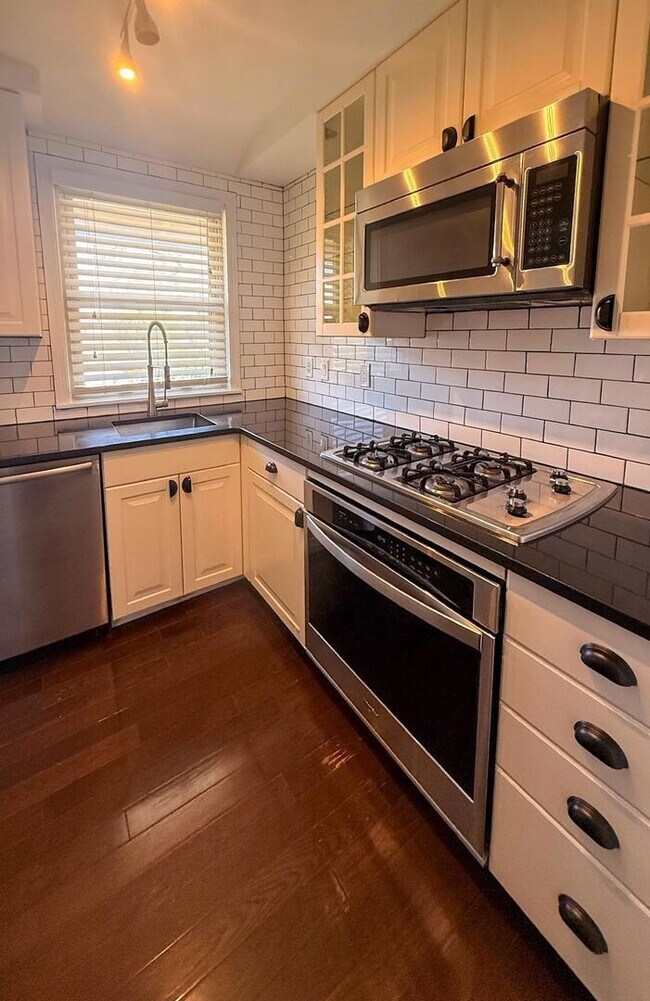 GREAT ANN ARBOR LOCATION – 2-BEDROOM END UNIT!