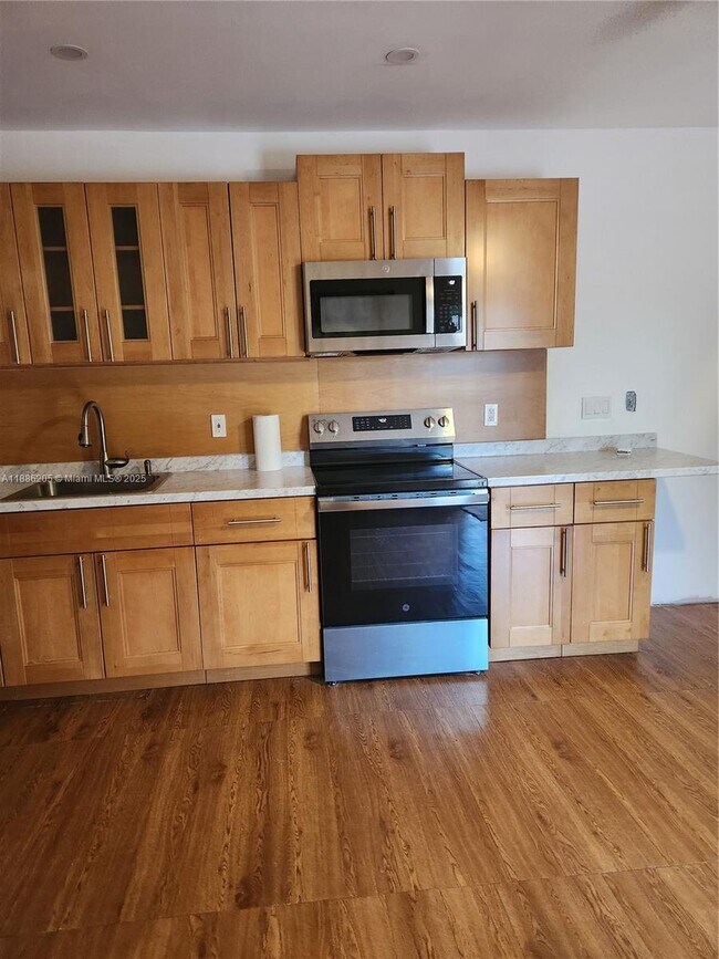 Photo - 13935 NE 16th Ct Unidad B