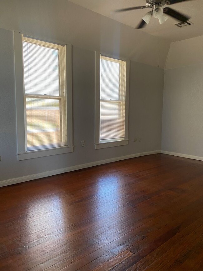 Photo - Charming 3/1 House Walking Distance to Cam...