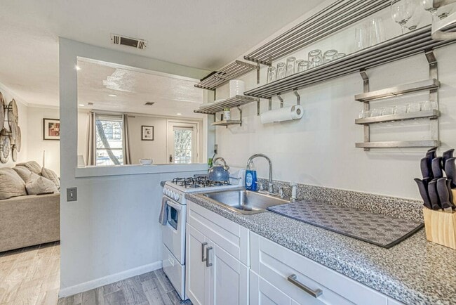Photo - 208 Lessin Ln