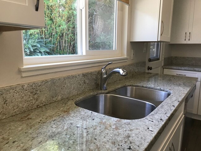 Photo - 5721 Carnegie St