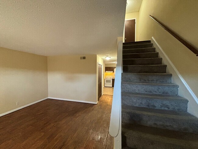 Photo - 301 Chateau Dr SE Unidad Apt 2