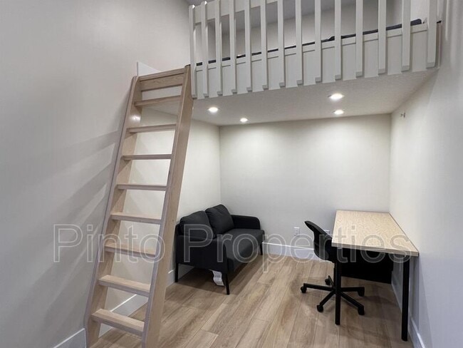 Building Photo - 8719-8110 110 St NW