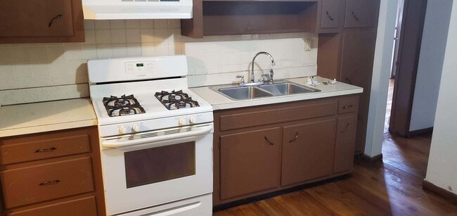 Hardwood floor in eat-in kitchen - 8 Franklin St Unit A