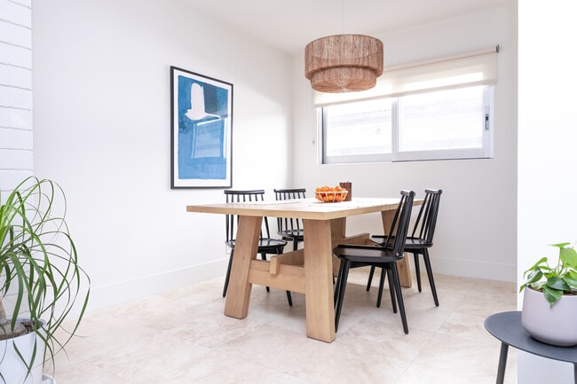 Dining Room Unit #2 - Stay Lola Apartments