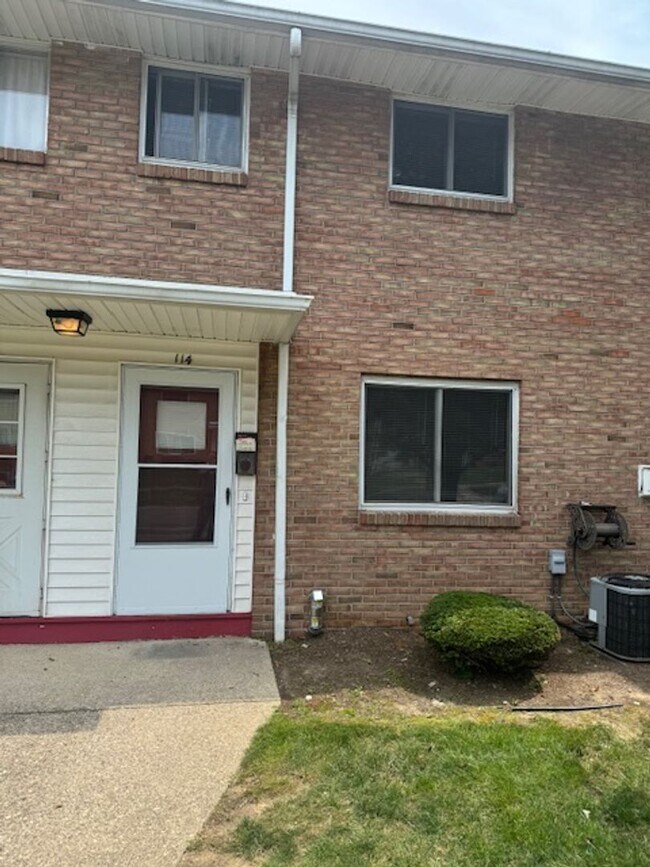 Photo - 114 Woodhill Dr Unit HOUSE