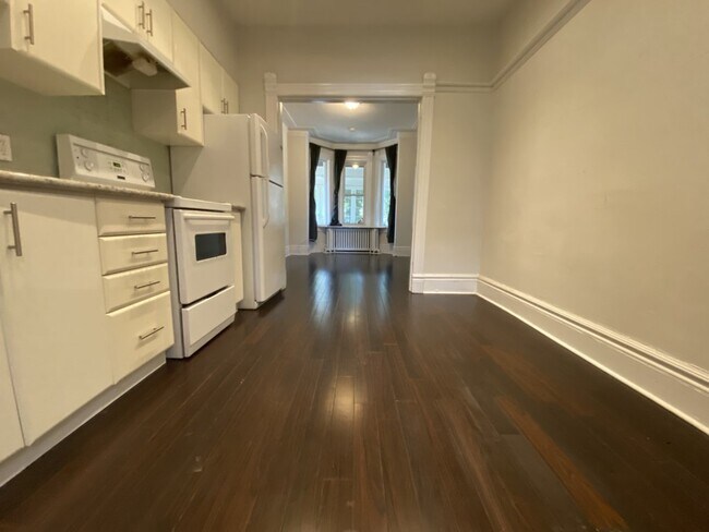 Photo - 329 Concord Ave Unité 1st Fl