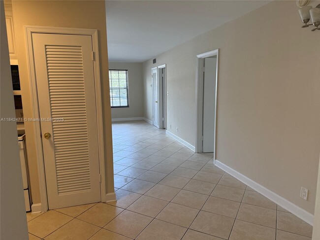 Photo - 2420 SE 17th St Unidad 201