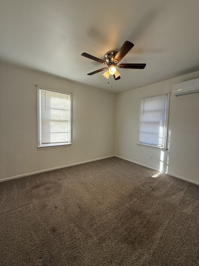 Photo - 105 N Avenue U