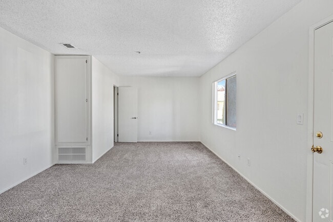 2BR, 2BA - 920SF - Living Room