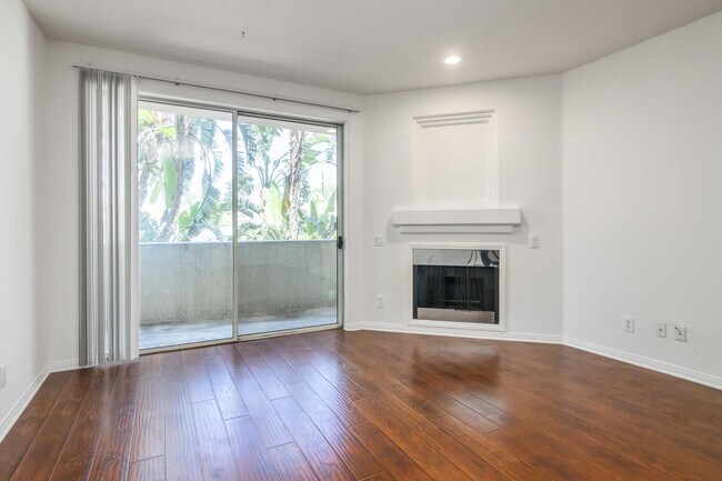 Photo - 16940 Chatsworth St