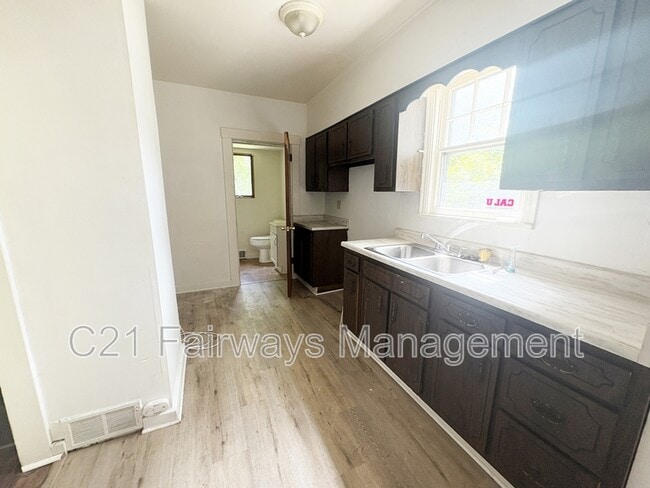 Photo - 800 N 6th St