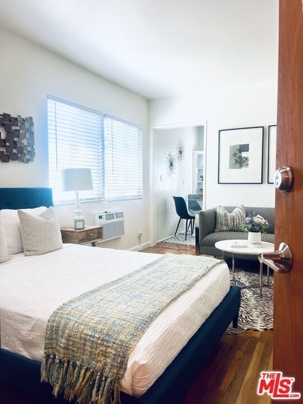 Photo - 1876 Alexandria Ave