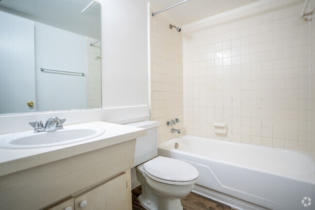 1BD, 1BA - 687SF - Bathroom